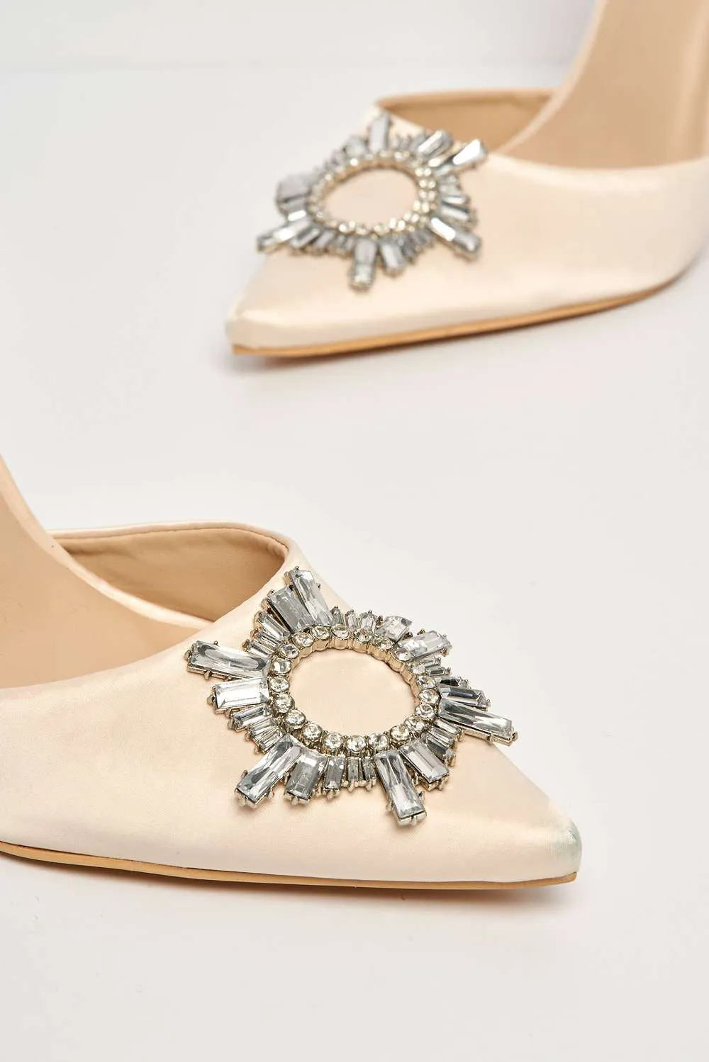 Girona Diamante Brooch Pointed Toe Spool Heel Court Shoe in Cream