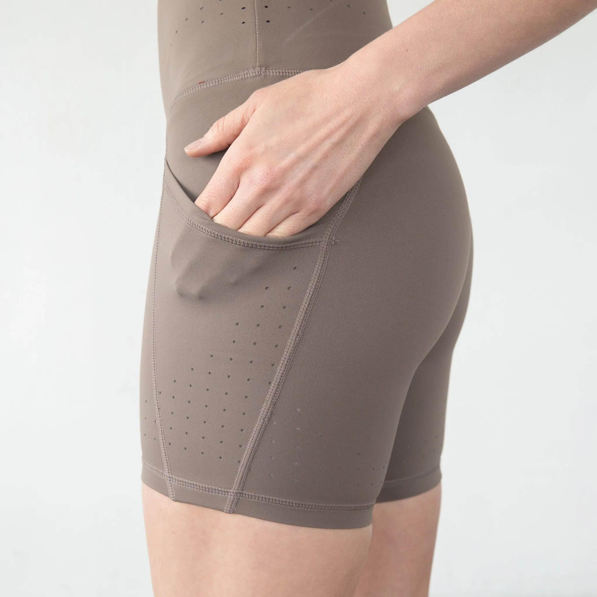 Reveal Ultra High-Rise Postpartum Compression Biker Short 7'' (NOMAD)